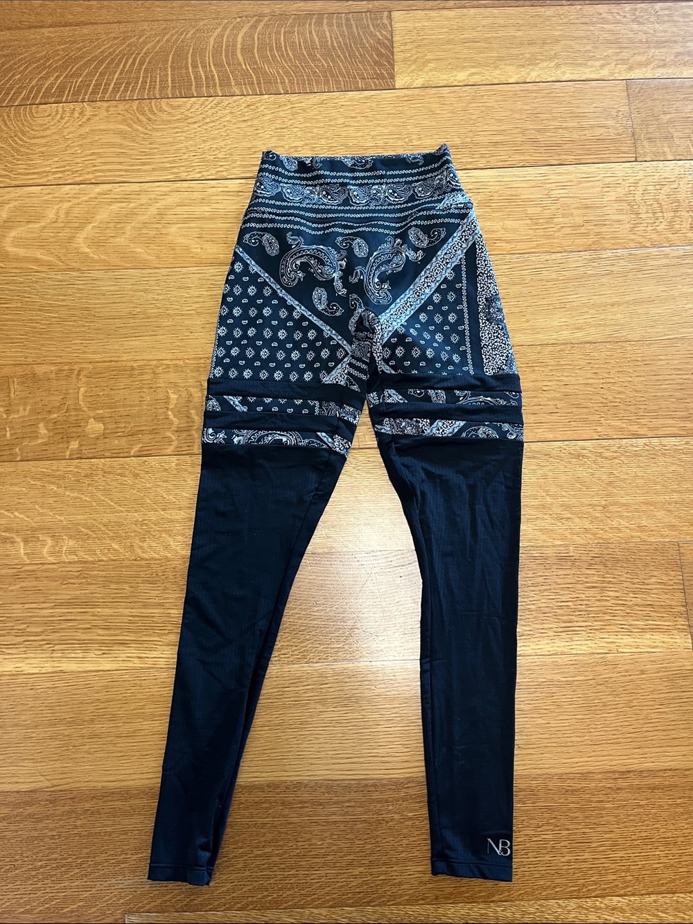 Norie Blanc paisley bandana legging small